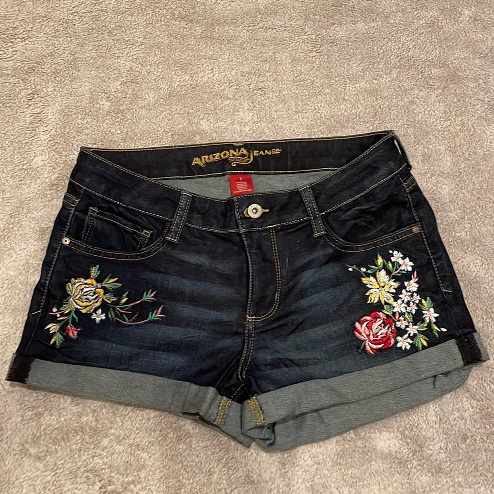 Arizona Jeans Co. embroidered jean shorts, size 7